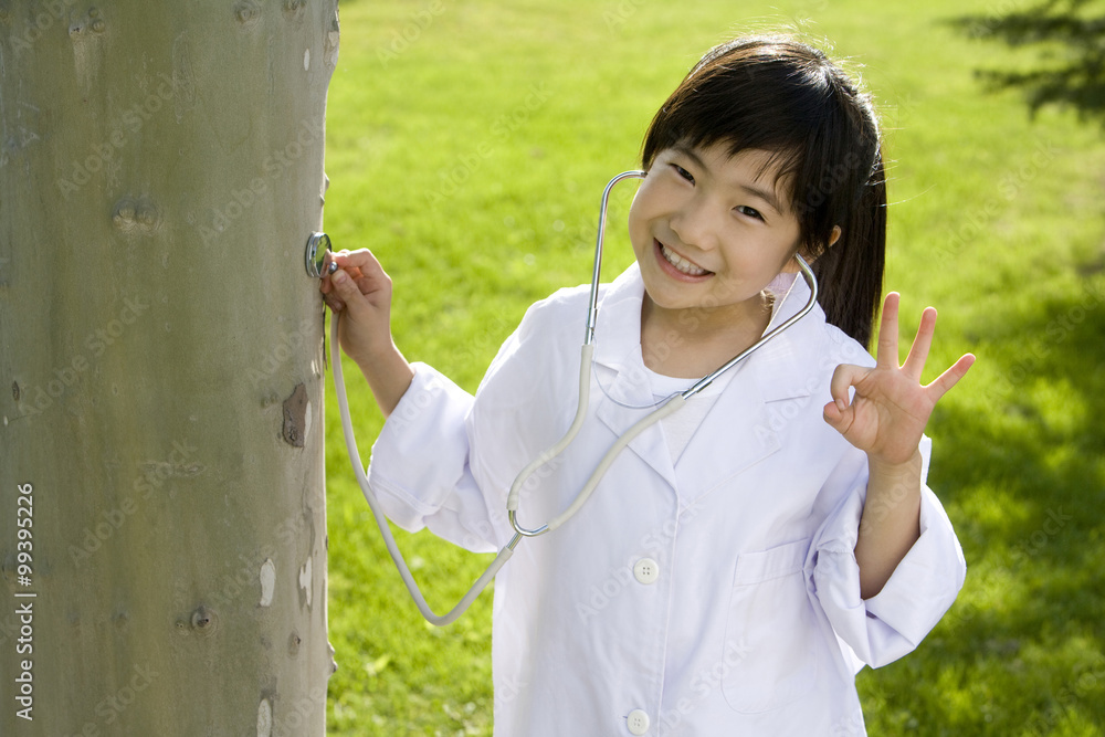 年轻女孩做树木检查