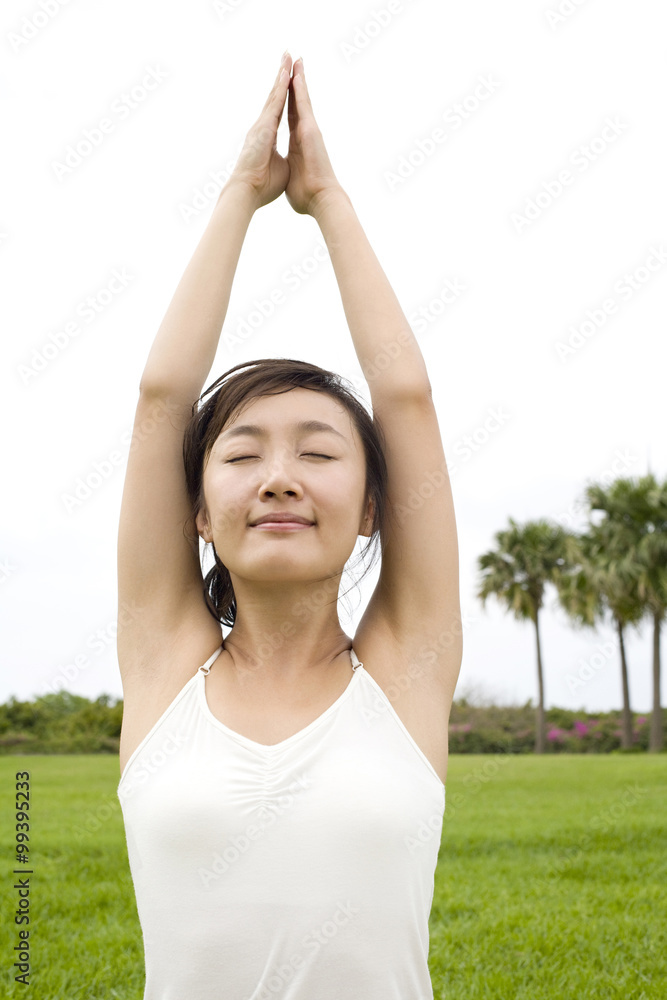 一个女人在草地上练习瑜伽