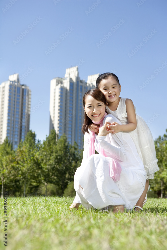 母亲和女儿在公园里玩耍