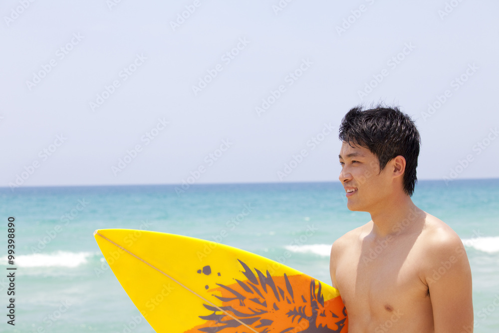 一个拿着冲浪板的年轻人的肖像