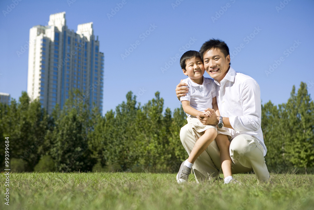 父亲和儿子在公园里玩耍