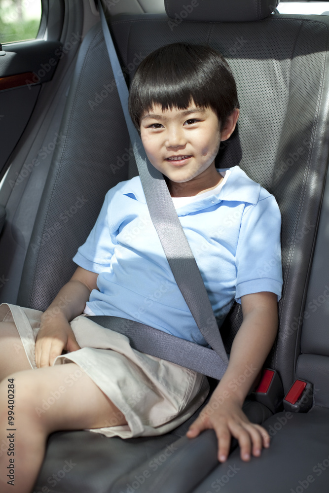 微笑男孩坐在车里的肖像