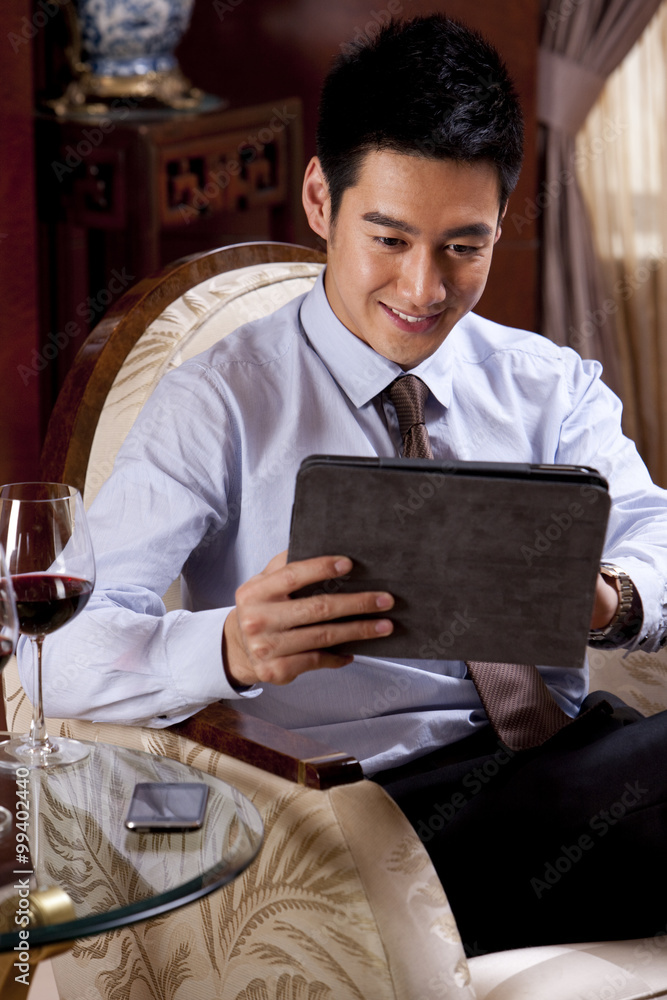 年轻商人在酒店使用数字平板电脑