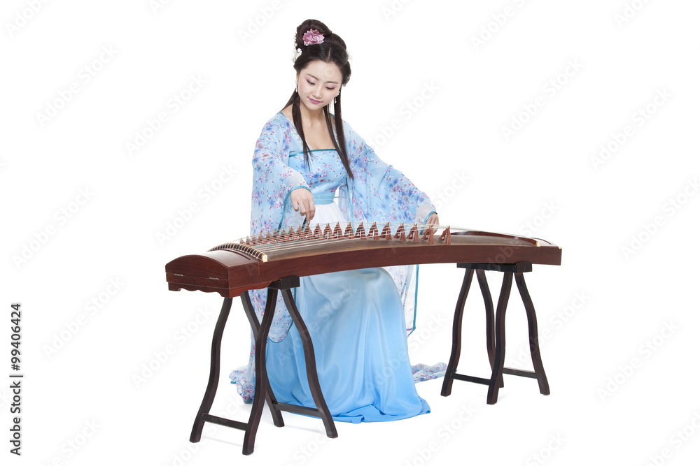 身穿中国传统服饰的年轻女子弹古筝