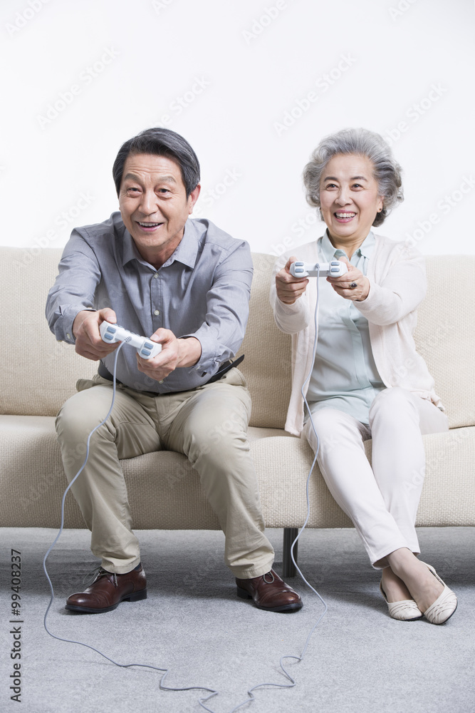 老年夫妇在客厅玩电子游戏