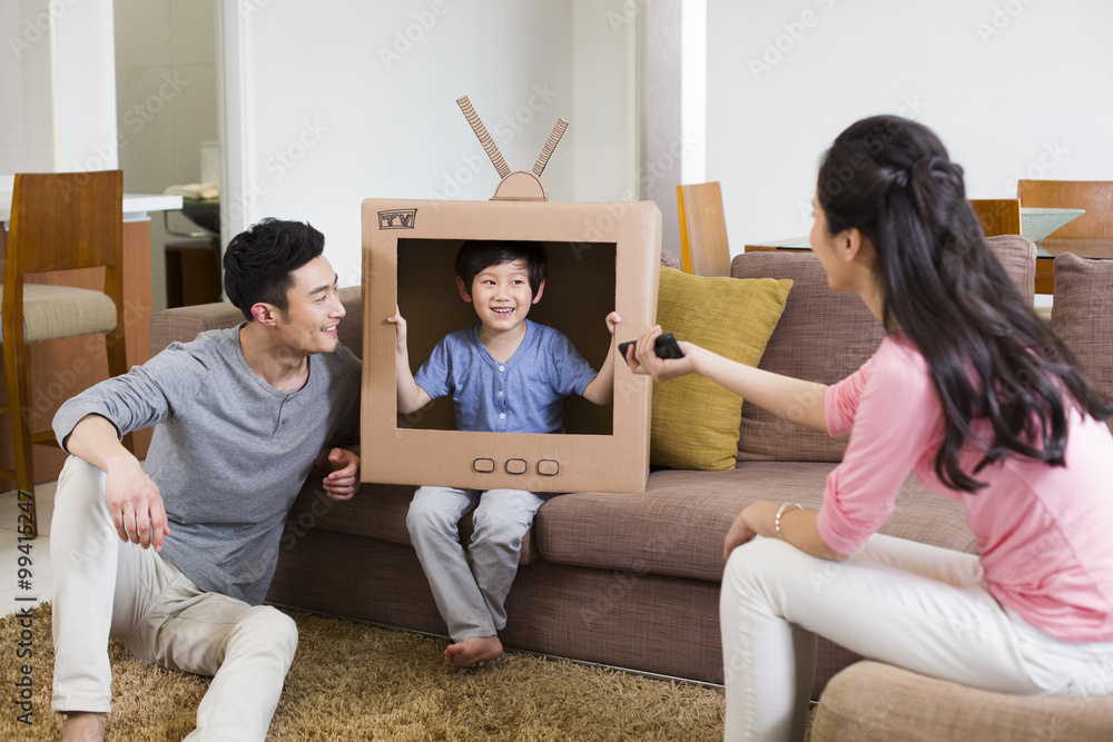 快乐的一家人玩纸板电视