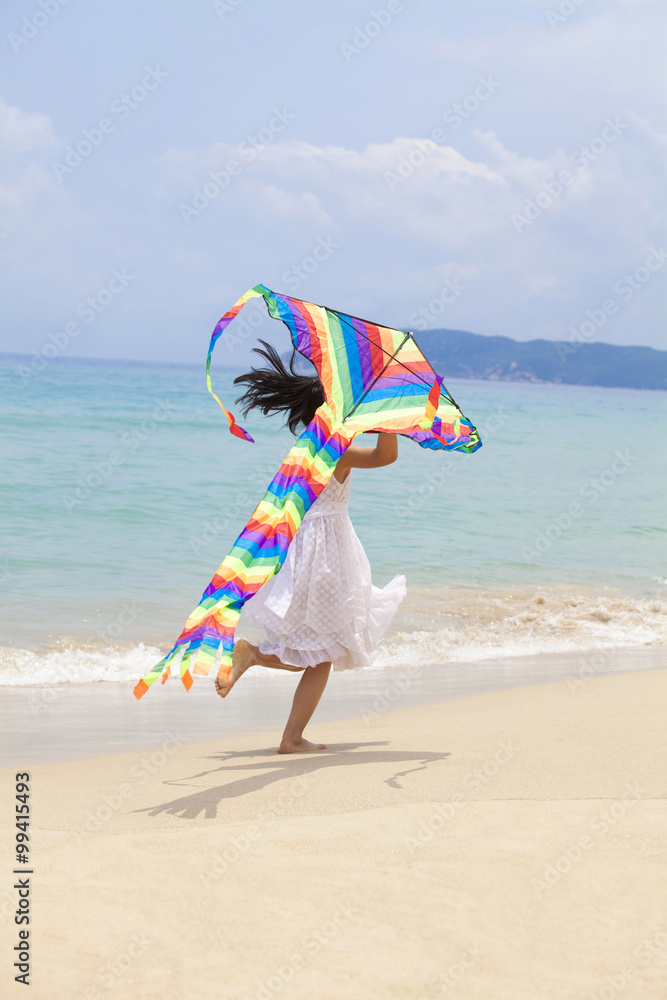 女孩在海滩上放风筝