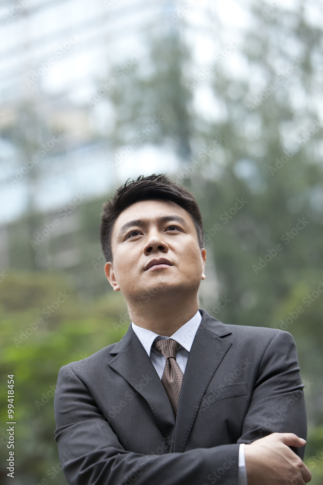 香港自信商人双臂交叉