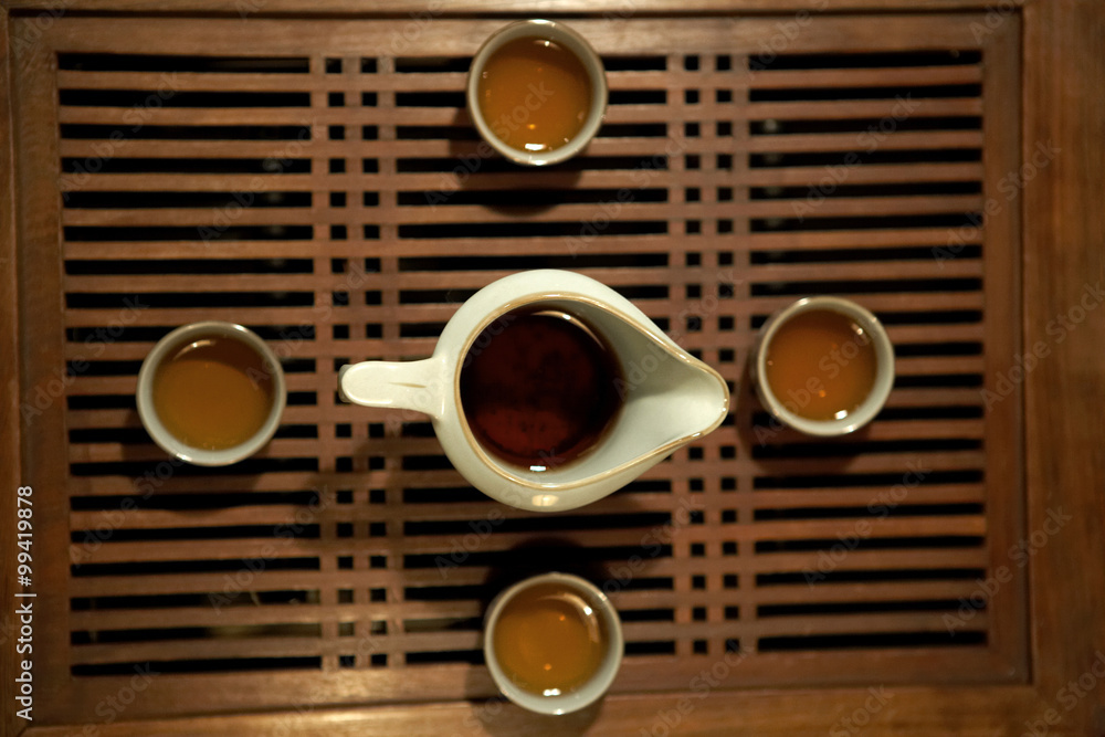 从正上方看四个茶杯和一个茶壶