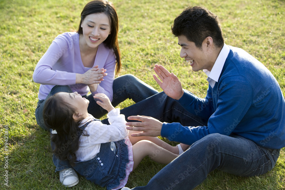 年轻的一家人在公园里玩耍