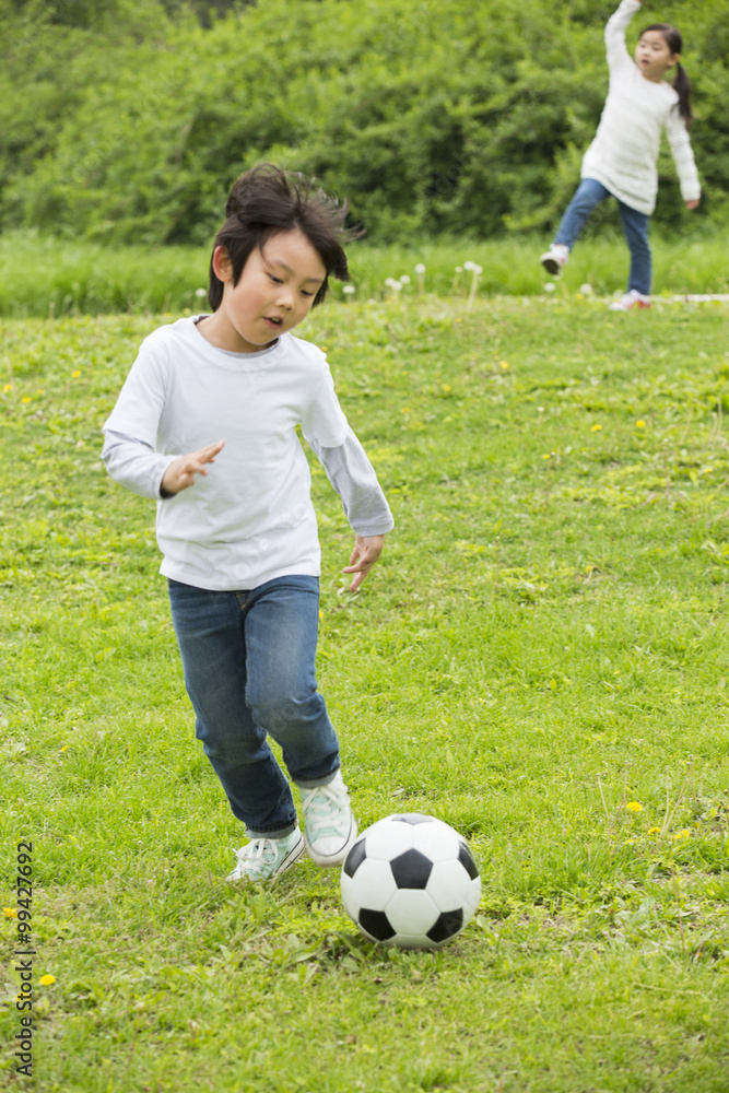 快乐的孩子们一起踢足球