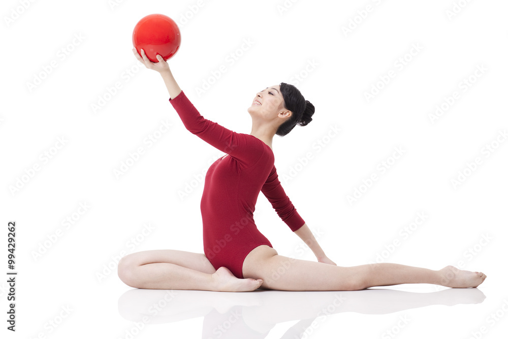 女子艺术体操运动员持球表演