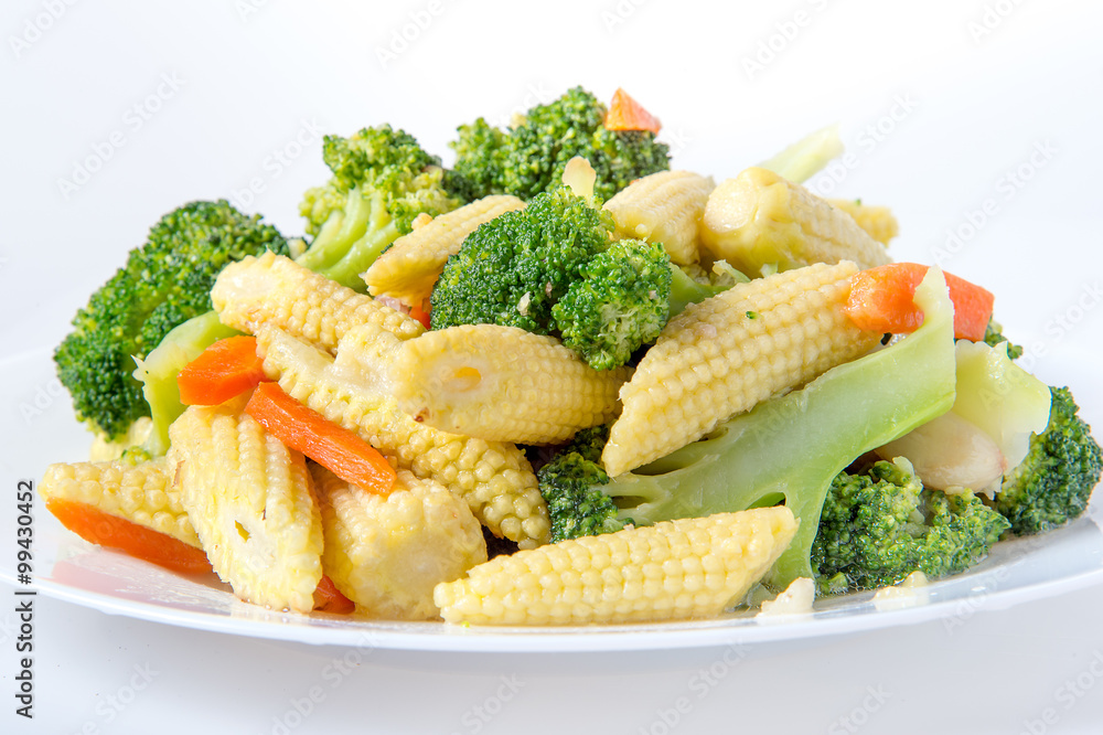 绿色西兰花、小玉米、胡萝卜在盘子里