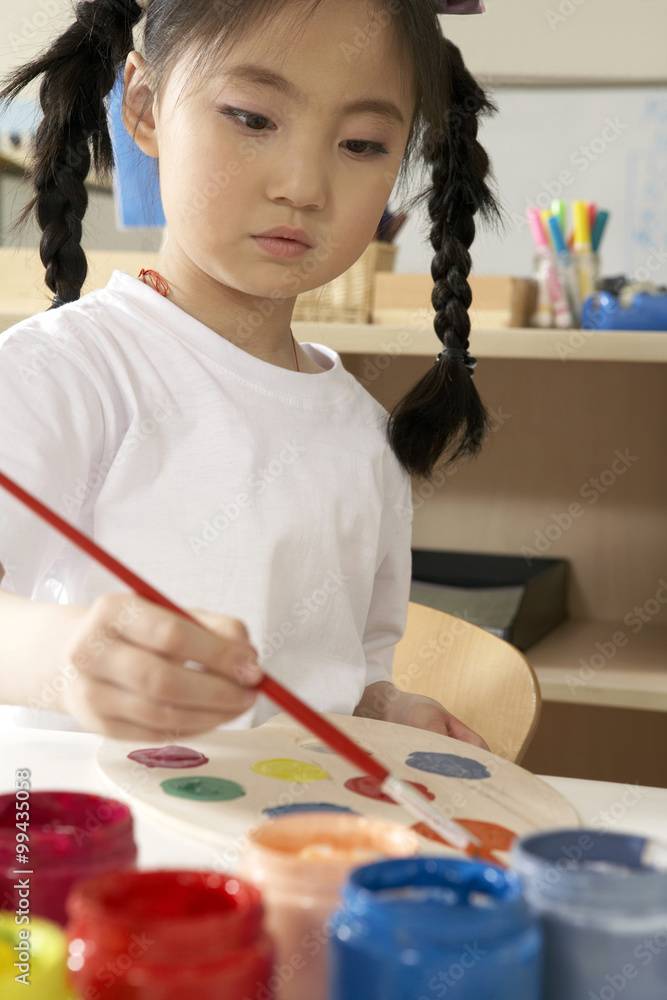 女孩在课堂上画画