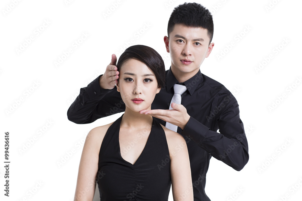 男化妆师和年轻女性