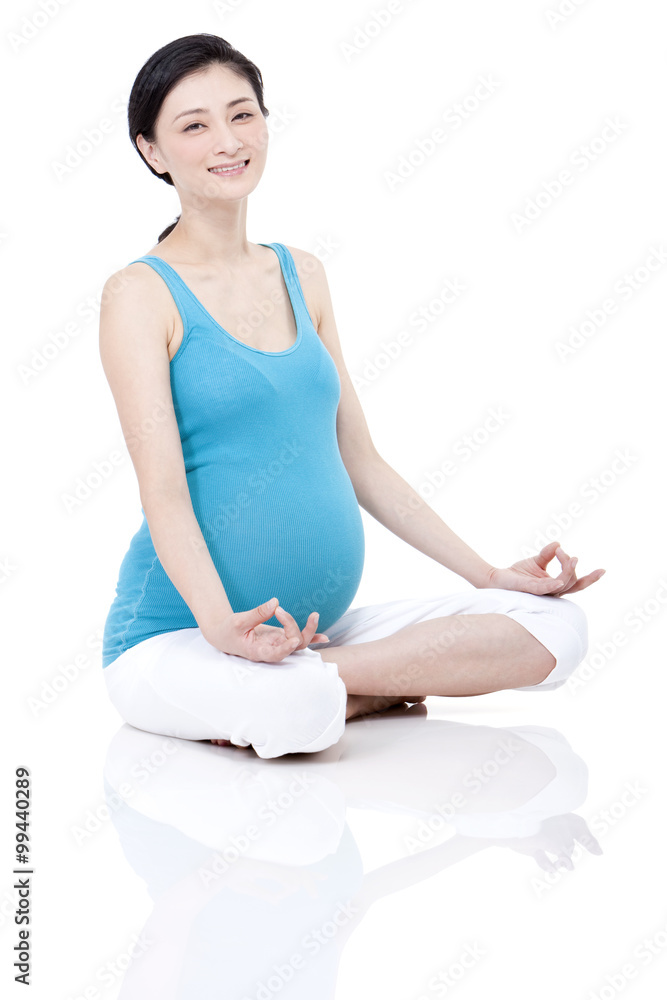 年轻孕妇做瑜伽