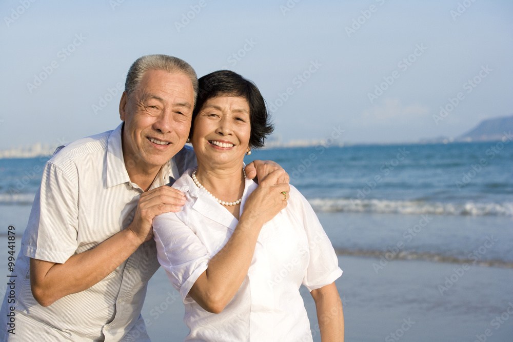 海滩上的老年夫妇肖像