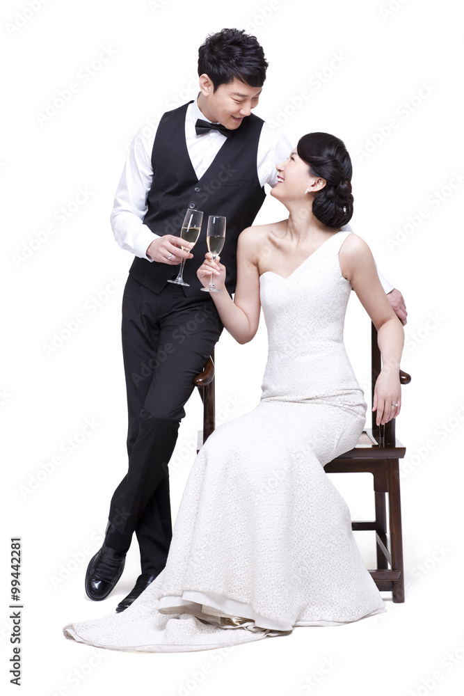 带着香槟长笛的快乐年轻夫妇