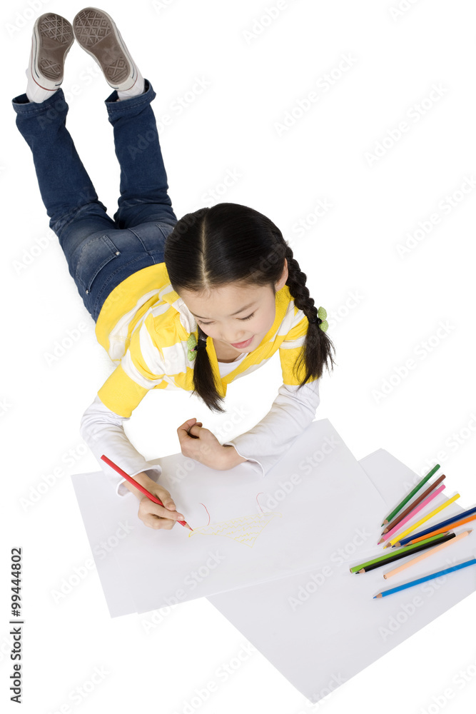 一个年轻女孩躺在地板上涂色