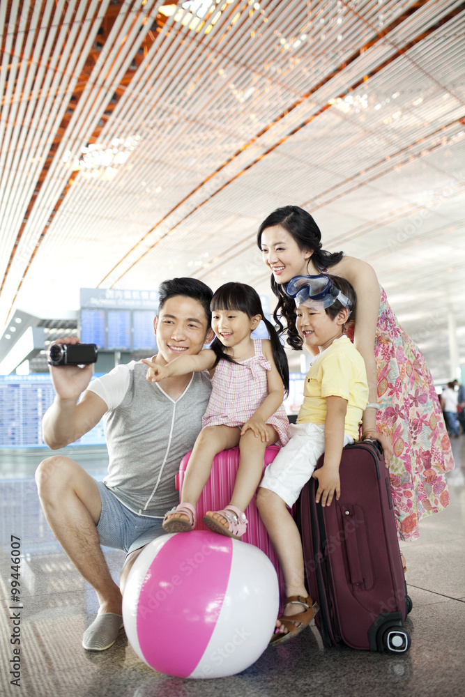 在机场愉快的家庭摄影