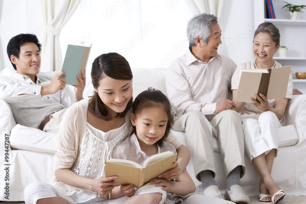 幸福的一家人一起读书