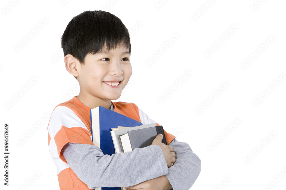 快乐的小男孩背着一叠书