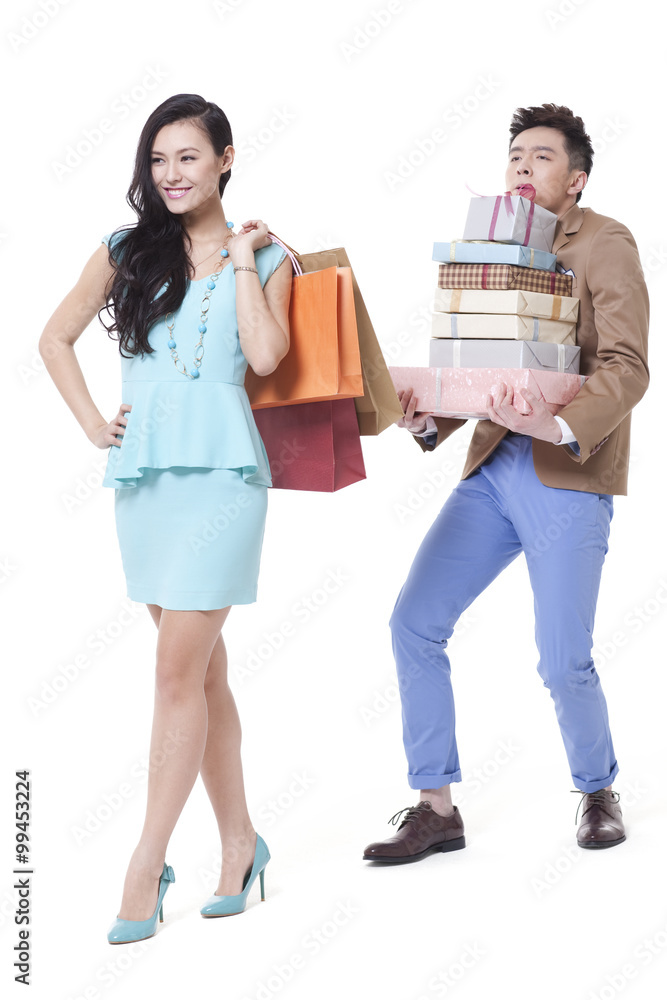 带购物袋的时尚年轻夫妇
