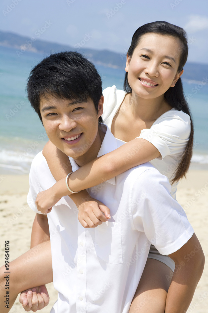 海滩上一对年轻夫妇的肖像
