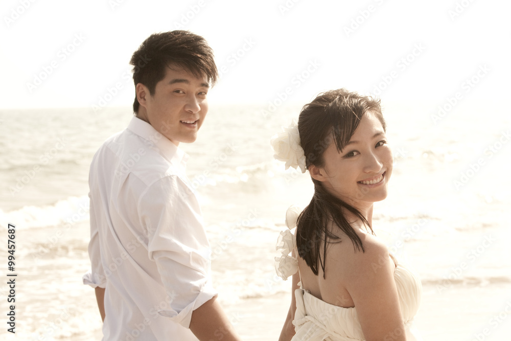 海滩上幸福的新婚夫妇