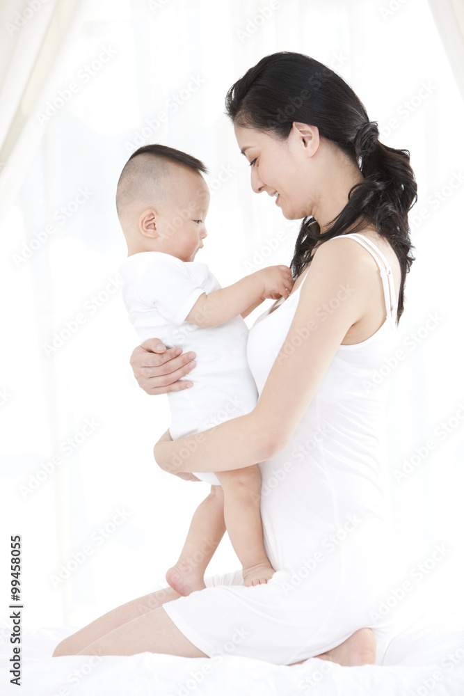 母亲和婴儿之间的温柔时刻