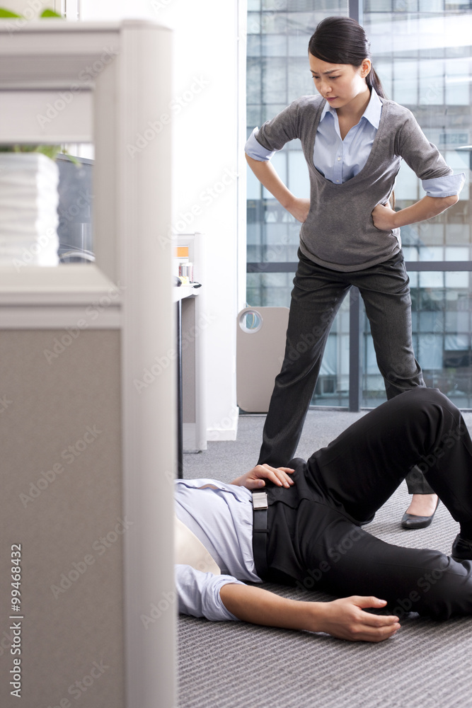 女商人对躺在地板上的同事感到愤怒