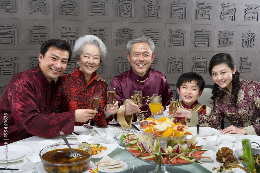 中国家庭在中餐馆庆祝