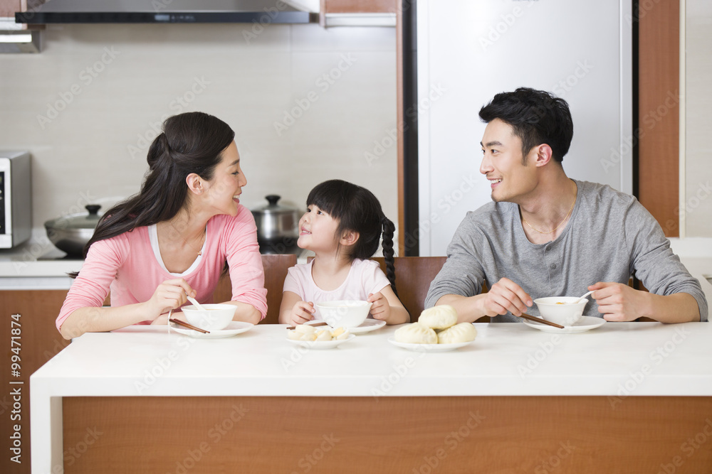 幸福的一家人吃早餐