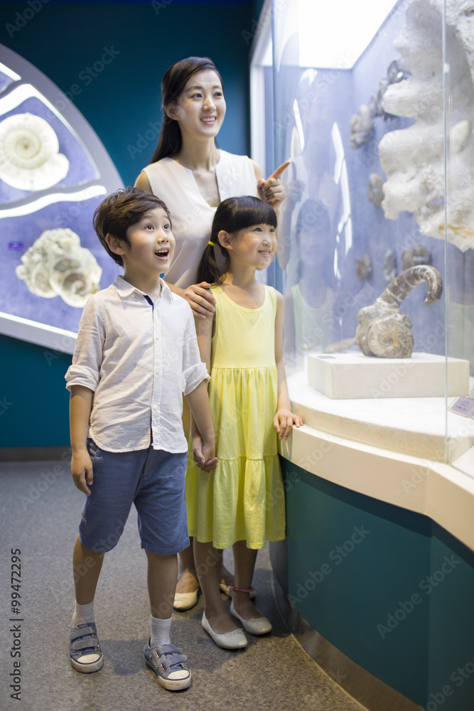 水族馆里的年轻母亲和孩子