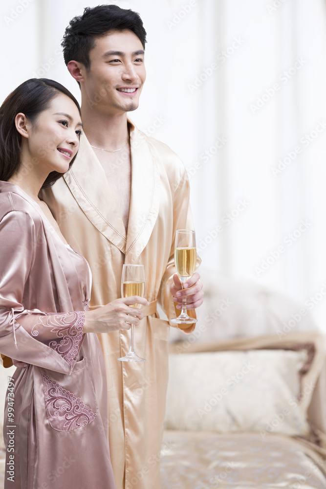 香槟快乐的年轻情侣