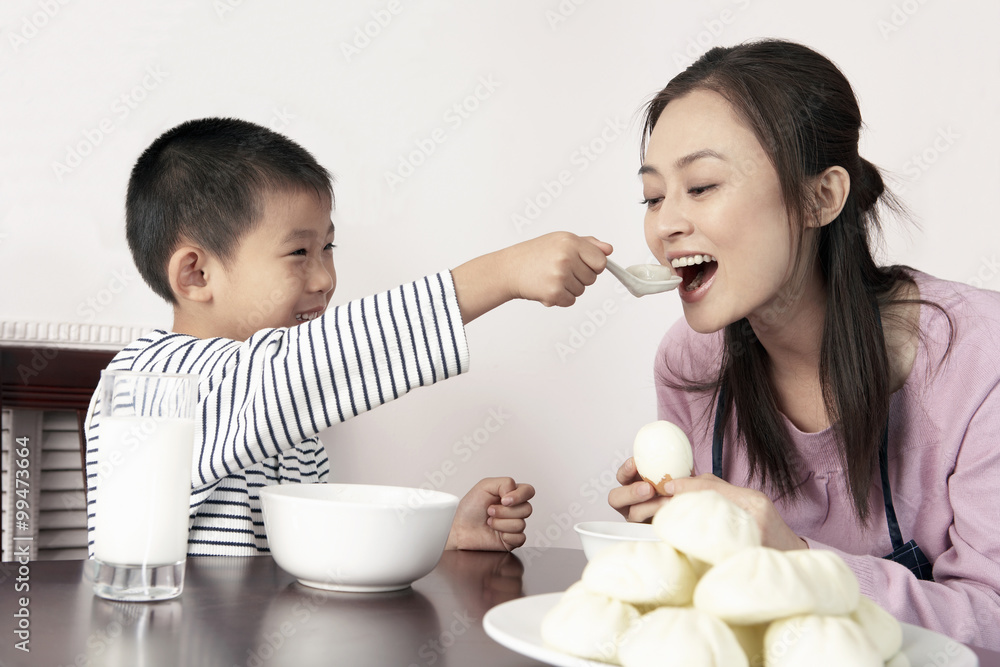 小男孩喂养母亲