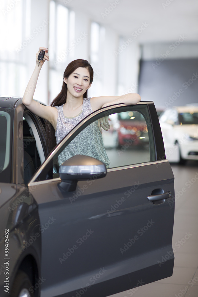 年轻女子在展厅购车