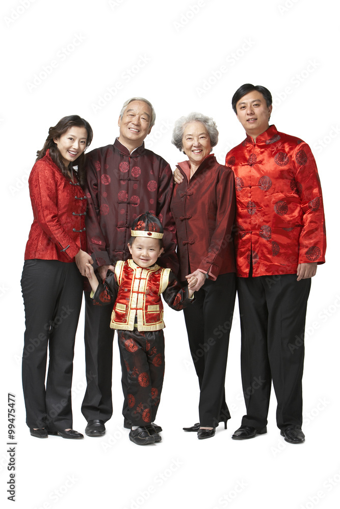一个三代人的家庭为中国新年盛装的肖像