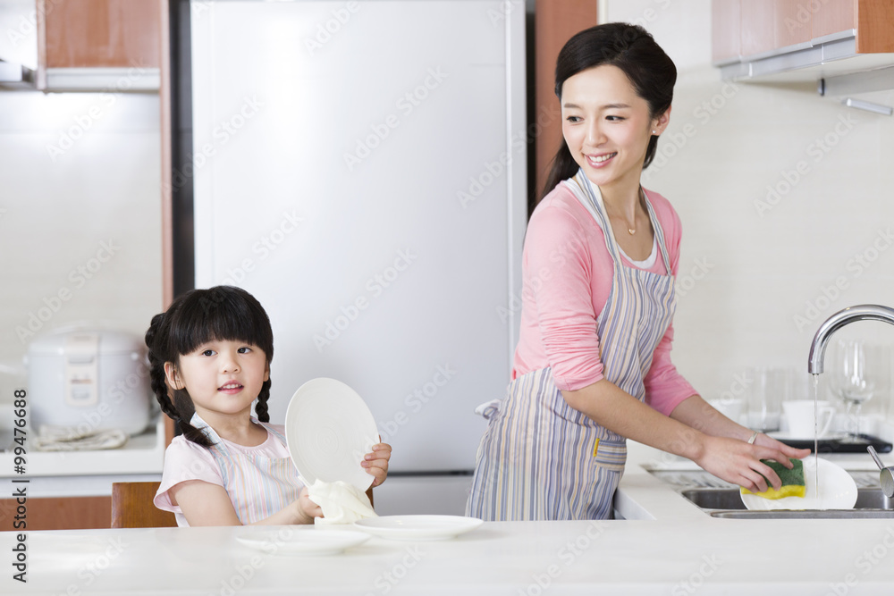 快乐的母女洗碗