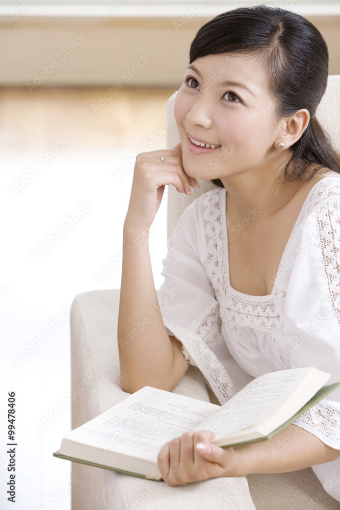 亚洲女人在沙发上看书