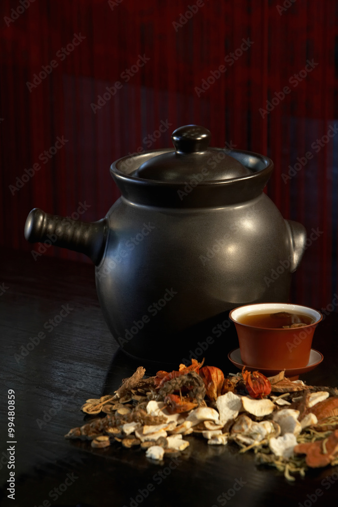 茶杯和散茶叶茶壶