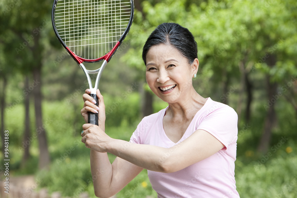 老年妇女在公园打网球