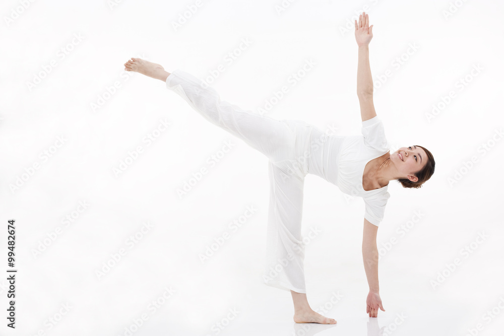 年轻女性伸展和练习瑜伽