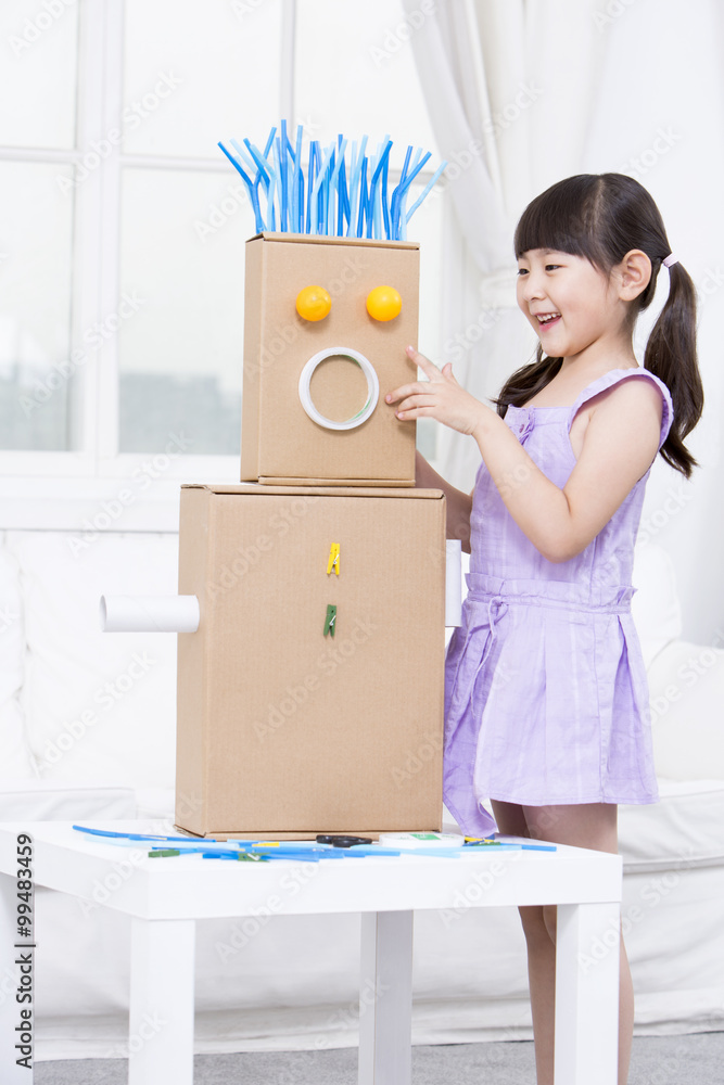 女孩和一个DIY玩具机器人