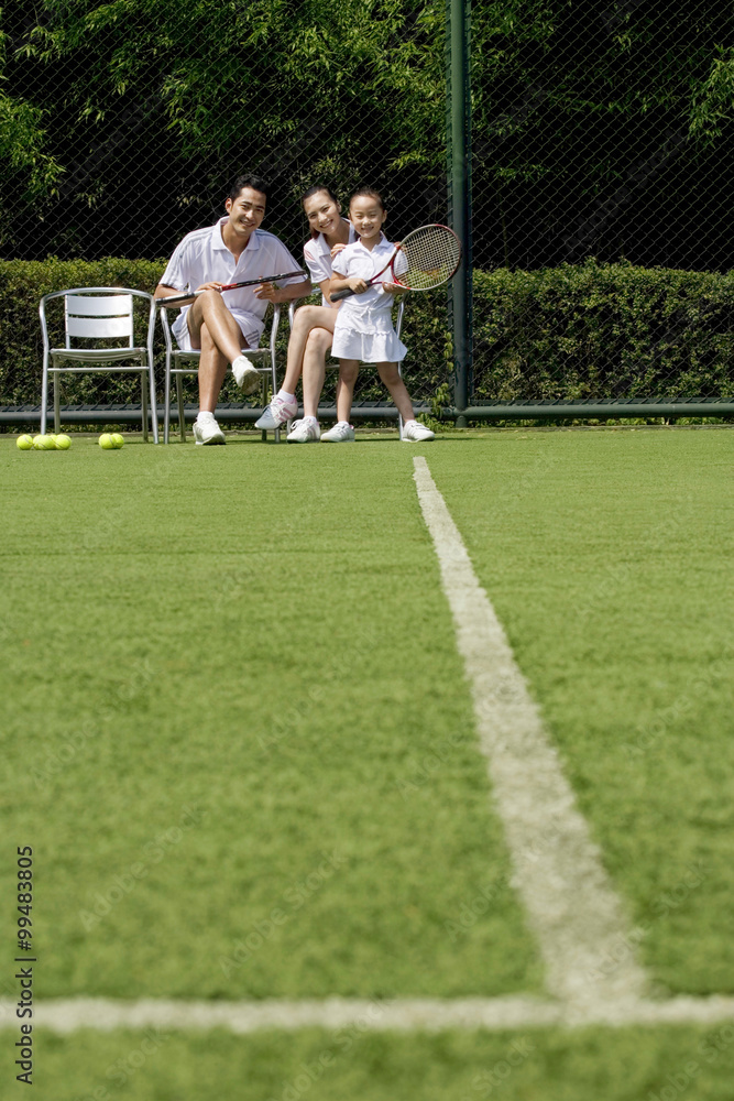 网球场上的独生子女家庭