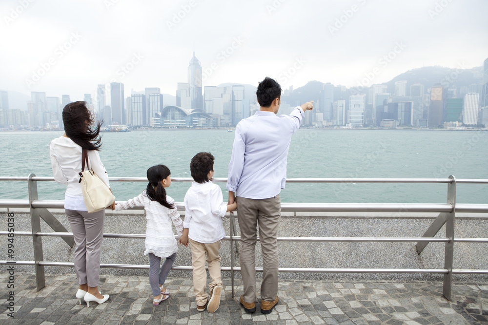 欣赏香港维多利亚港美景的年轻家庭