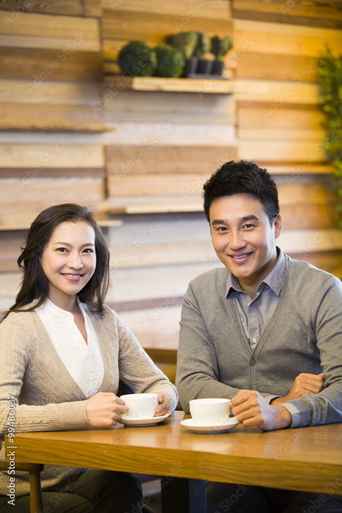年轻夫妇在咖啡馆喝咖啡
