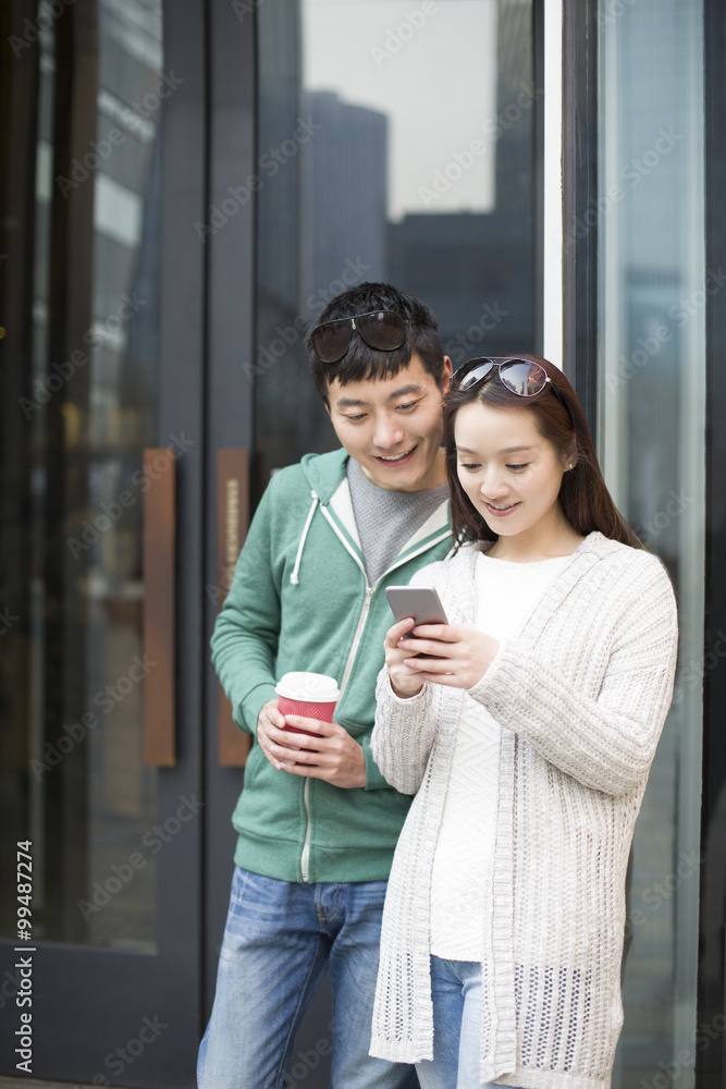 年轻夫妇使用智能手机