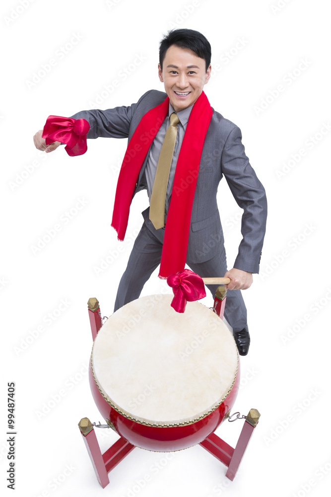 兴高采烈的商人演奏中国传统红鼓