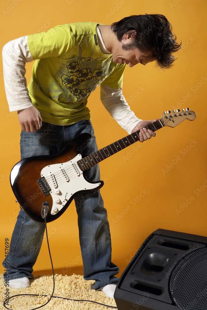 青少年弹吉他